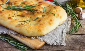 Un pain italien traditionnel, doré et moelleux, garni de romarin frais et d'ail. Parfait pour accompagner un repas.