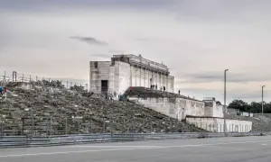 Besucher erkunden die imposanten Steintribünen und das monumentale Gebäude der Nürnberger Reichsparteitagsgelände.
