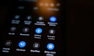 Ikona samolotu symbolizuje tryb samolotowy na ekranie telefonu.