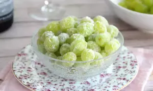 Mrożone winogrona w cukrze, idealne jako zdrowa przekąska. Zastanawiasz się, co zrobić z winogronem? Zamroź je!