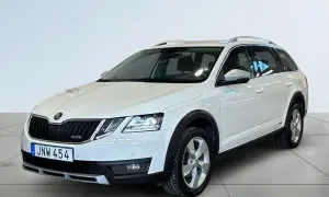 Vit Skoda Octavia Scout, redo för äventyr. Inga problem här, bara ren körglädje!