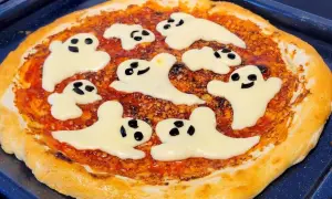 Pizza na Halloween z serowymi duchami i czarnymi oczkami. Strasznie pyszna!
