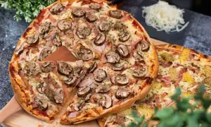 Två läckra pizzor, en med svamp och skinka, den andra med ananas. Perfekt för en mysig kväll, men tänk på libapizza kalorier!