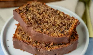 Zwei Scheiben schoko nuss kuchen mit Schokoladenglasur auf einem Teller.