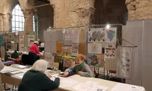 Des bénévoles présentent les archives des Yvelines en ligne état civil et des arbres généalogiques.