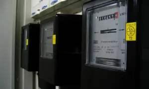 Trzy liczniki energii elektrycznej, jeden z nich pokazuje 3104572 kWh.