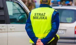 Strażnik miejski w kamizelce odblaskowej. Czy straż miejska może wystawić mandat na osiedlu zamkniętym?