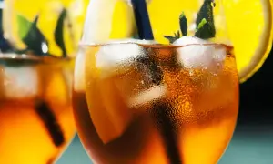 Orzeźwiający Aperol Spritz z pomarańczą i miętą. Idealny aperitif, prosty aperol przepis na lato.