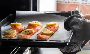 Filety łososia z cytryną i pieprzem na blasze do pieczenia.