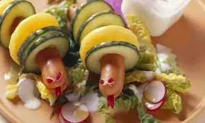 Lustige Schlangen aus Wiener Würstchen und Gemüse. Tolle Ideen für Kinderrezepte mit Wiener!