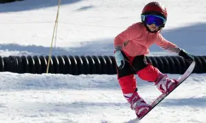 Jak nauczyć dziecko jazdy na snowboardzie bez frustracji i kontuzji