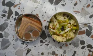 Proste sałatki do pracy: chrupiąca sałatka z awokado i tofu oraz tosty z sosem. Idealny lunchbox.