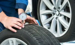 Un meccanico misura il battistrada di uno pneumatico 4 stagioni per capire quanti km fanno ancora.