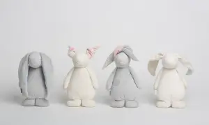 Moonie króliczek sensoryczny - bezpieczna zabawka dla niemowląt