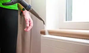 Mit einem Dampfreiniger wird die Heizung gereinigt. Dampf löst Schmutz und Bakterien.