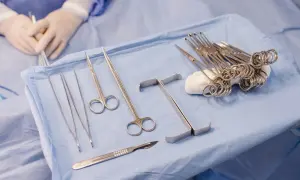 Sterylne narzędzia chirurgiczne gotowe do użycia. Technik sterylizacji praca to klucz do bezpieczeństwa pacjenta.