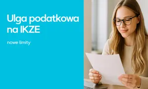 Kobieta w okularach czyta dokumenty przy biurku, obok laptop. Tekst na niebieskim tle: Ulga podatkowa na IKZE, nowe limity.