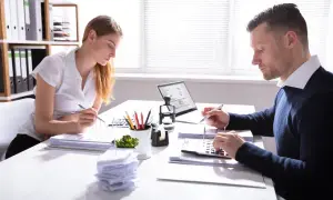 Praca po studiach finanse i rachunkowość – jak uniknąć trudności w karierze?