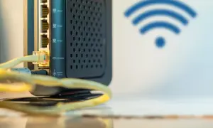 Czarny router z wieloma portami LAN i ikoną Wi-Fi. Ten wzmacniacz internetu zapewnia stabilne połączenie.