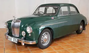 Grön MG Magnette från 1950-talet med brittisk flagga på skärmen.