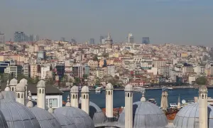 Widok na rozległe dzielnice Stambułu, z dominującą wieżą Galata i licznymi kopułami w pierwszym planie.