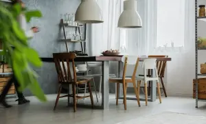 Disporre le sedie intorno al tavolo è facile con questo set misto di sedie in legno e bianche. Un'idea per come disporre le sedie intorno al tavolo.