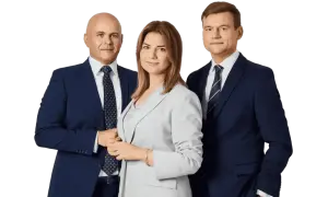 Trzy osoby w garniturach na czarnym tle.