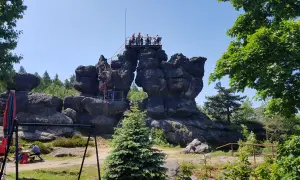 Menschen erklimmen eine Aussichtsplattform auf bizarren Felsen. Ein tolles Ziel für Görlitz Wandern.