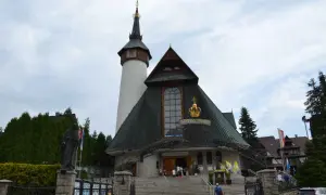 Słynny kościół w Zakopanem, Sanktuarium Matki Bożej Fatimskiej, z charakterystyczną wieżą i złotą koroną nad wejściem.