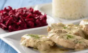 Polędwiczki w sosie chrzanowym z koperkiem, podane z buraczkami i ryżem. Pyszny obiad gotowy!