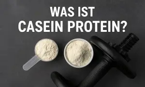 Was ist Casein Protein? Pulver in Löffel und Schale, daneben Hantel.