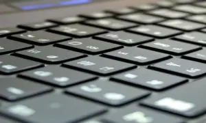 Jak włączyć klawiaturę ekranową w Windows i uniknąć problemów z pisaniem