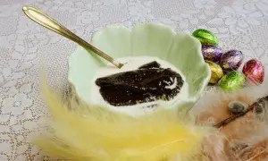 En skål med mörk memma och grädde, redo att avnjutas. Ett klassiskt memma recept för påsken.