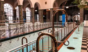 Innenansicht eines historischen Kurorts in Oberbayern mit Bögen, großen Fenstern und kupfernen Armaturen.