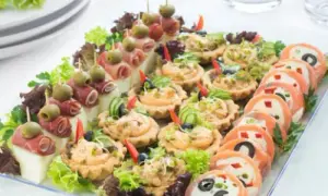 Catering za osobę: Ile kosztuje? Sprawdź ceny i ukryte koszty
