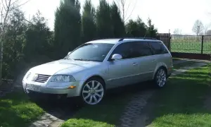 Srebrny Passat B5 kombi na podjeździe. Zwróć uwagę na felgi, ich rozstaw śrub jest kluczowy dla dopasowania.