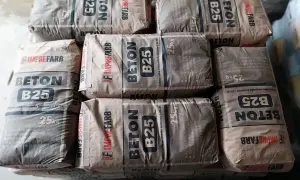 Sześć worków z betonem B25, każdy o wadze 25 kg, gotowych do użycia.