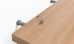 Étagère en bois fixée au mur avec des supports discrets, une solution astucieuse pour fixer une étagère sans équerre visible.