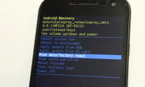 Ekran Android Recovery z opcją "Wipe data/factory reset" – to klucz do tego, jak zresetować telefon do ustawień fabrycznych.