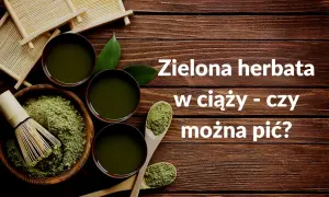 Zielona herbata w ciąży - czy można pić? Miseczka z zielonym proszkiem, bambusowa miotełka i filiżanki z napojem.