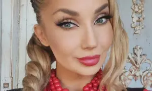 Piękna kobieta z warkoczami i czerwoną koralami. Czy to Cleo?