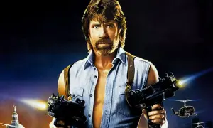 Chuck Norris w akcji, gotów do strzału z dwóch pistoletów maszynowych. Klasyka jego filmów akcji.