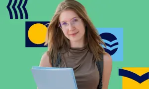 Uśmiechnięta dziewczyna z zeszytem, przygotowująca się do egzaminów. Czy w technikum jest matura? Tak, to ważny etap edukacji.