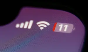Ikona zasięgu sieci, Wi-Fi i powiadomienie "11" na ekranie telefonu. Zastanawiasz się, jak udostępnić internet?