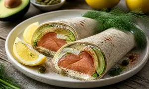 Délicieux wrap saumon avocat garni de fromage frais, citron et aneth. Un délice frais et coloré.
