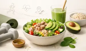 Zdrowa sałatka z tuńczykiem i ryżem, pełna warzyw, awokado i zielonego smoothie. Idealna po treningu!
