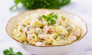 Sałatka jarzynowa jak dawniej – tradycyjny przepis z serca polskiej kuchni