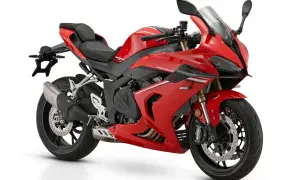 Czerwony motocykl sportowy z czarnymi akcentami, widok z boku.