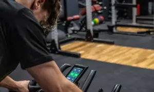 Trening kolarski z pomiarem mocy. Czy wiesz, co to FTP? Na ekranie roweru widać dane treningowe.