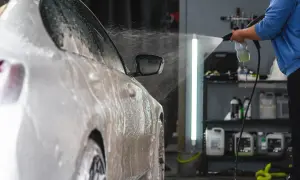 Delikatne mycie auta po ceramice na myjni bezdotykowej. Piana spływa po karoserii, a strumień wody z pianownicą usuwa zabrudzenia.